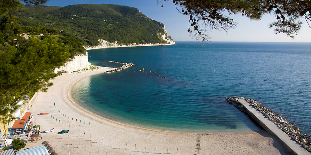 spiaggia urbani sirolo riviera del conero donuts on bed